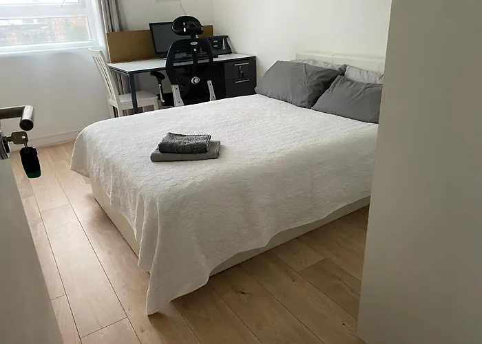 Bedroom With An Office Desk In A Shared 2 Bedroom Flat Near Canary Wharf