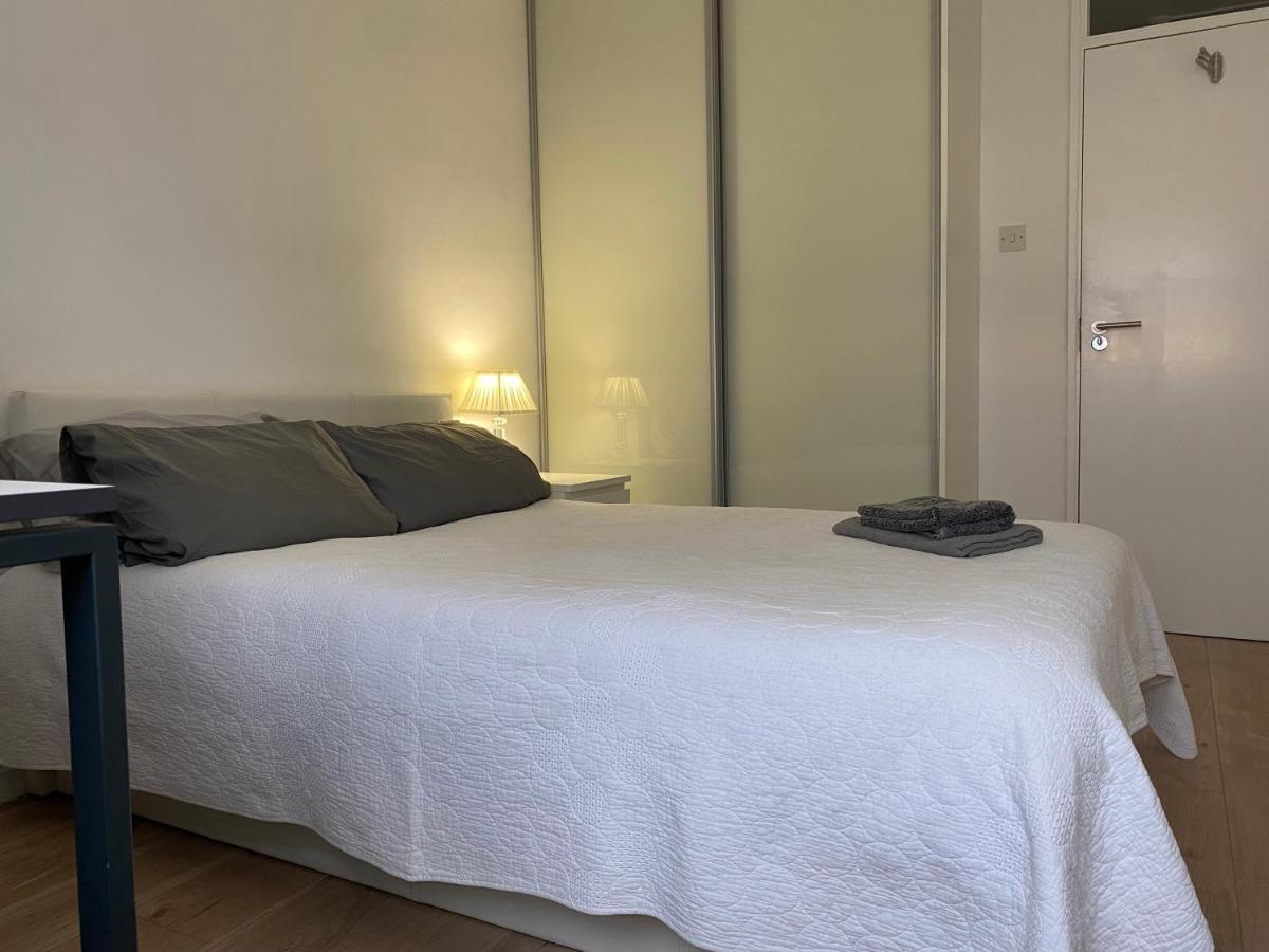 Bedroom With An Office Desk In A Shared 2 Bedroom Flat Near Canary Wharf