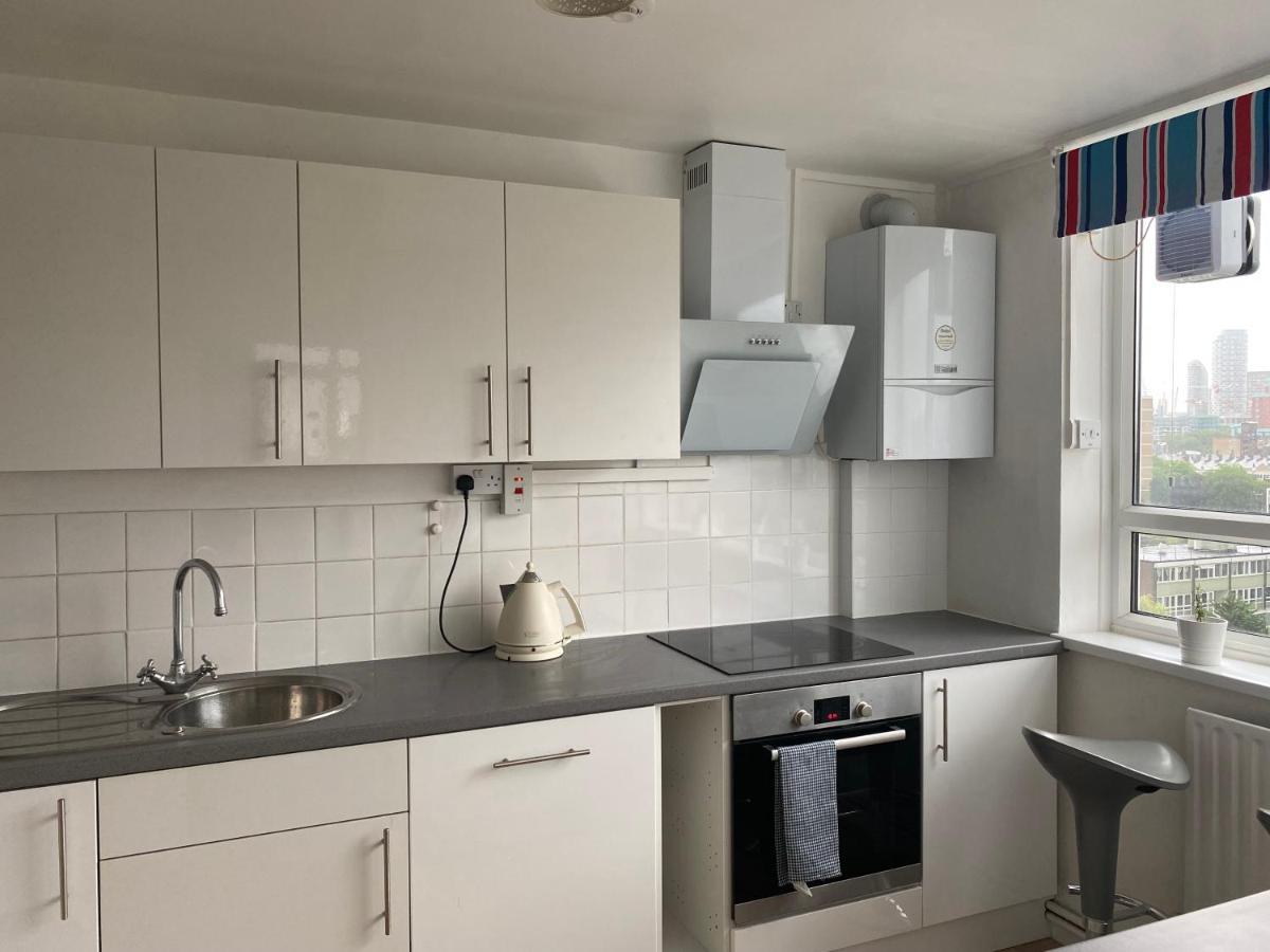 Alloggio in famiglia Bedroom With An Office Desk In A Shared 2 Bedroom Flat Near Canary Wharf