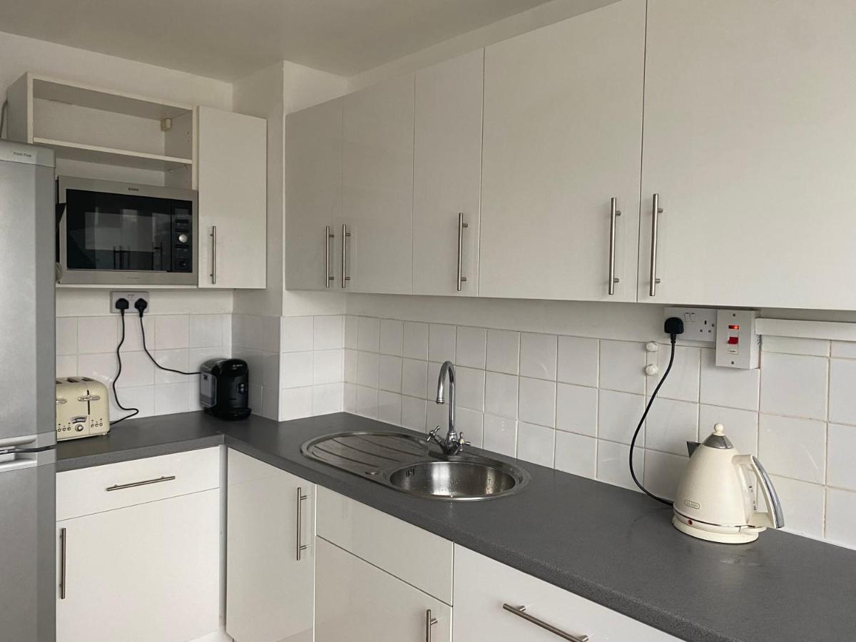 Bedroom With An Office Desk In A Shared 2 Bedroom Flat Near Canary Wharf