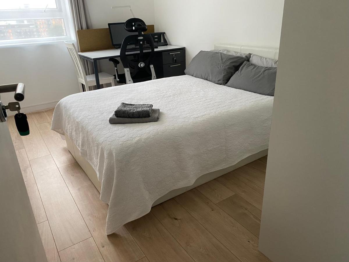 Bedroom With An Office Desk In A Shared 2 Bedroom Flat Near Canary Wharf * London