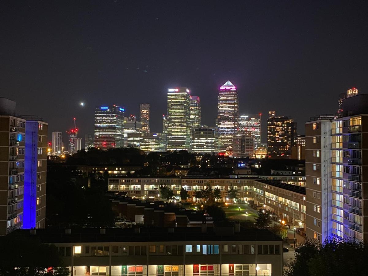 Alloggio in famiglia Bedroom With An Office Desk In A Shared 2 Bedroom Flat Near Canary Wharf *