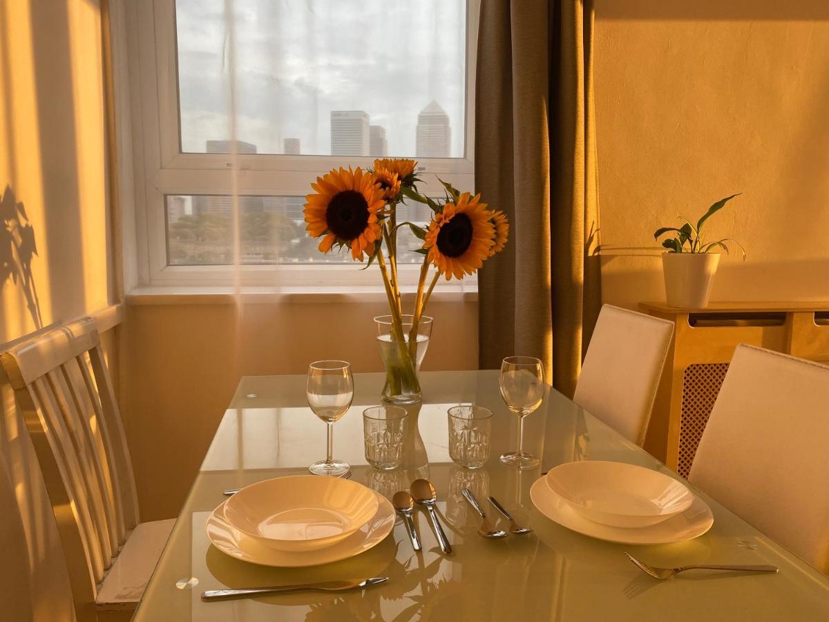 Bedroom With An Office Desk In A Shared 2 Bedroom Flat Near Canary Wharf * Londra