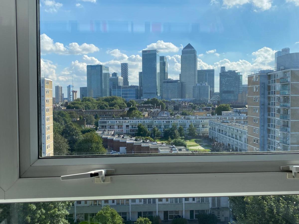 Bedroom With An Office Desk In A Shared 2 Bedroom Flat Near Canary Wharf