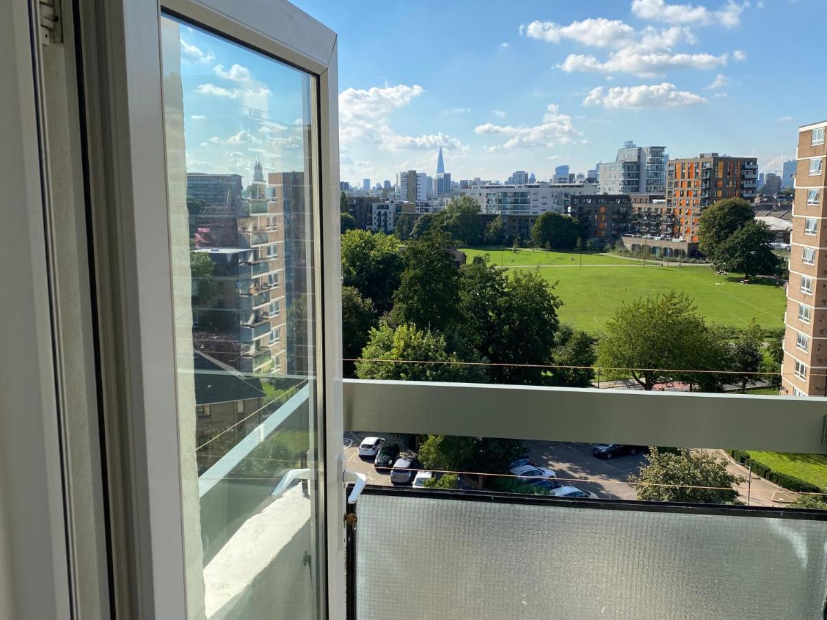 Bedroom With An Office Desk In A Shared 2 Bedroom Flat Near Canary Wharf * Londra