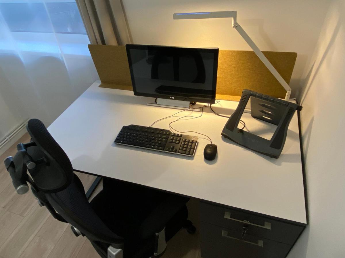 Alloggio in famiglia Bedroom With An Office Desk In A Shared 2 Bedroom Flat Near Canary Wharf *