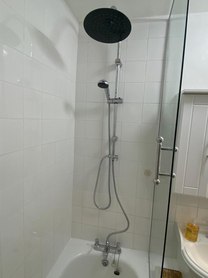 Bedroom With An Office Desk In A Shared 2 Bedroom Flat Near Canary Wharf *