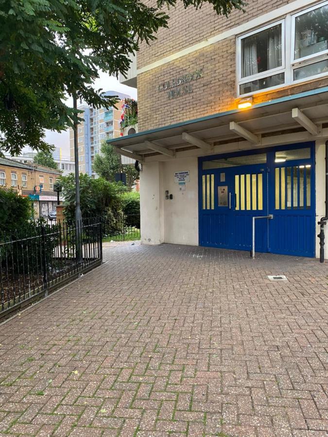 Alloggio in famiglia Bedroom With An Office Desk In A Shared 2 Bedroom Flat Near Canary Wharf *