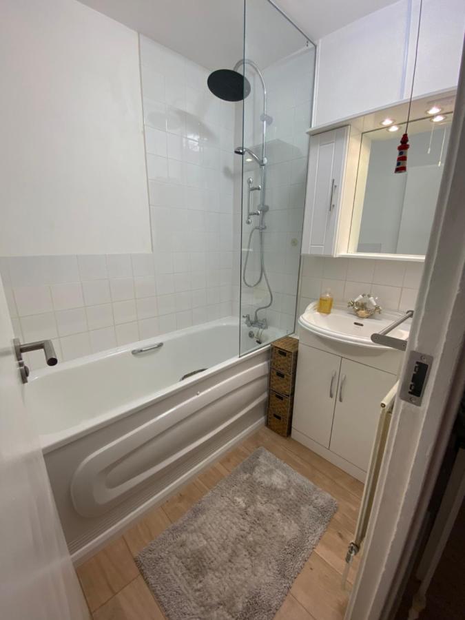 Bedroom With An Office Desk In A Shared 2 Bedroom Flat Near Canary Wharf Alloggio in famiglia Londra